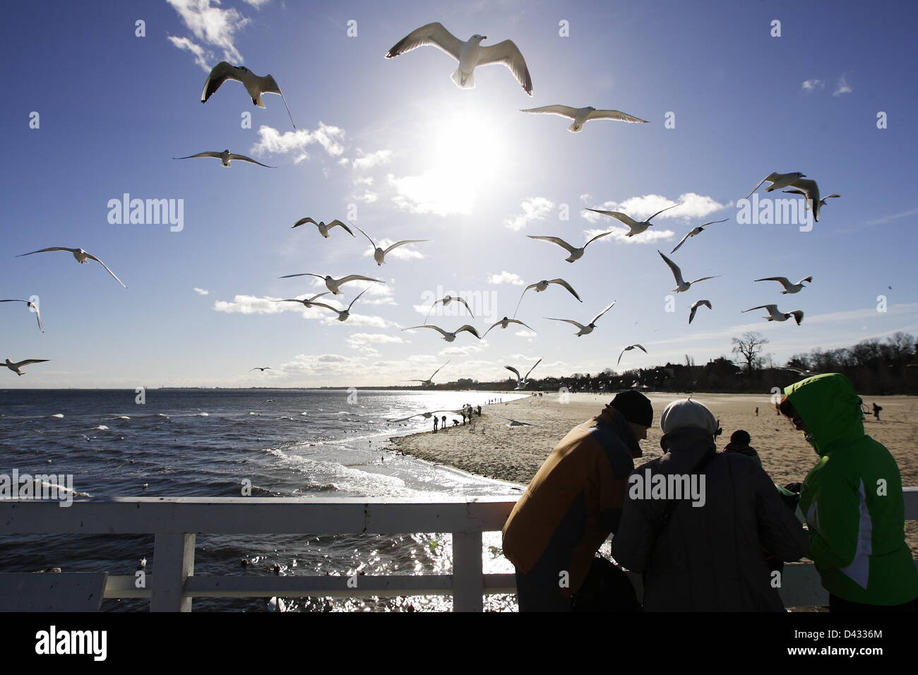 Sopot, Polen 3. März Sopot Bürgern und Touristen genießen die Sonne. Menschen wandern und auf Sopot Pier und baltischen Küste Stockfoto