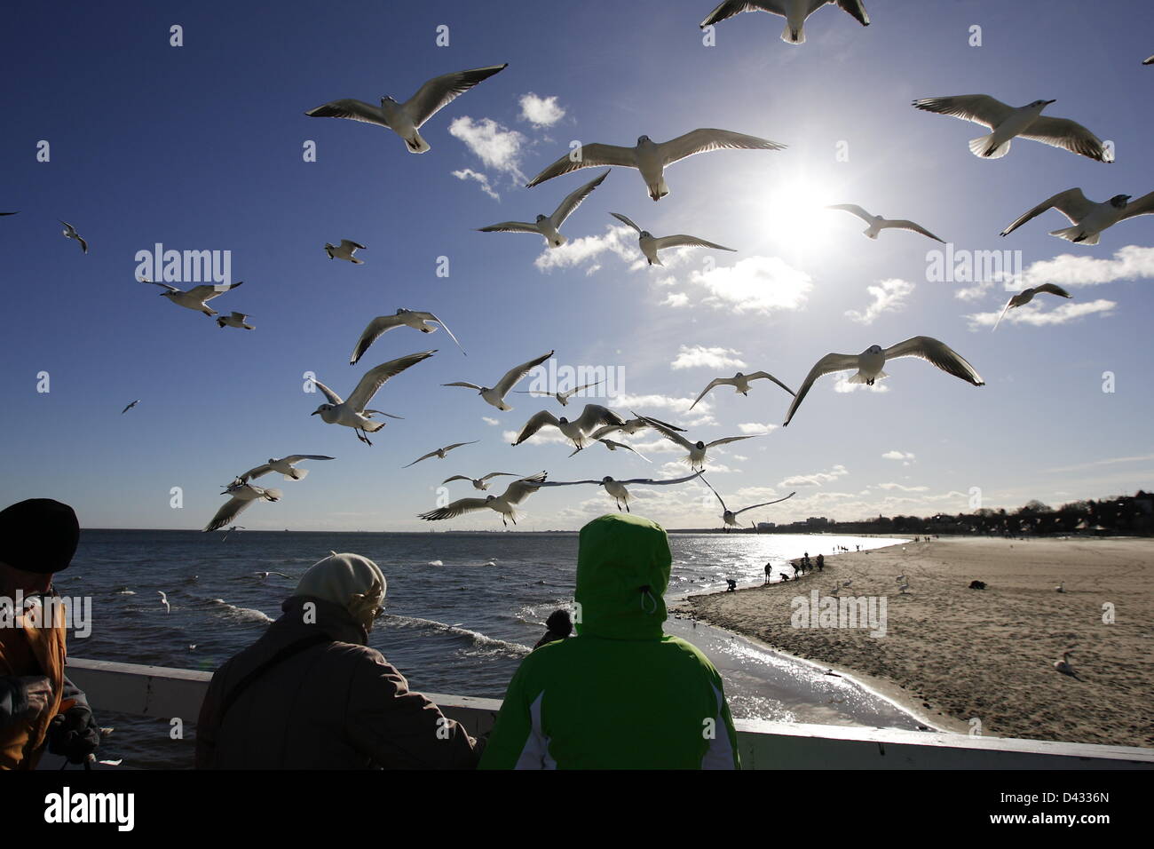 Sopot, Polen 3. März Sopot Bürgern und Touristen genießen die Sonne. Menschen wandern und auf Sopot Pier und baltischen Küste Stockfoto