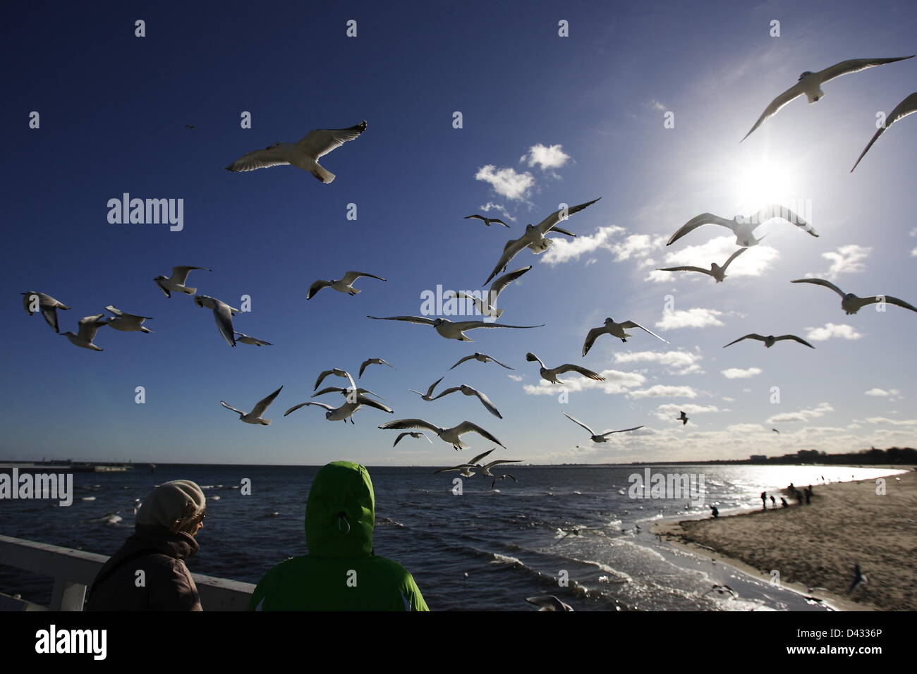 Sopot, Polen 3. März Sopot Bürgern und Touristen genießen die Sonne. Menschen wandern und auf Sopot Pier und baltischen Küste Stockfoto