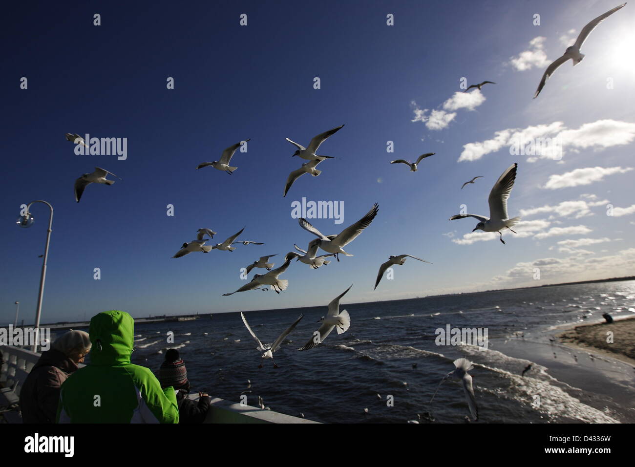Sopot, Polen 3. März Sopot Bürgern und Touristen genießen die Sonne. Menschen wandern und auf Sopot Pier und baltischen Küste Stockfoto