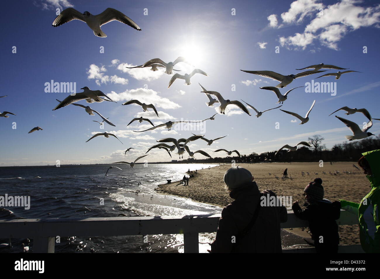Sopot, Polen 3. März Sopot Bürgern und Touristen genießen die Sonne. Menschen wandern und auf Sopot Pier und baltischen Küste Stockfoto