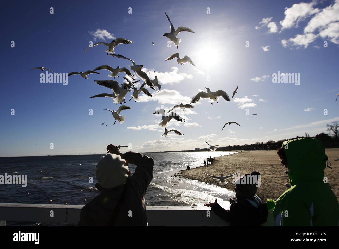 Sopot, Polen 3. März Sopot Bürgern und Touristen genießen die Sonne. Menschen wandern und auf Sopot Pier und baltischen Küste Stockfoto