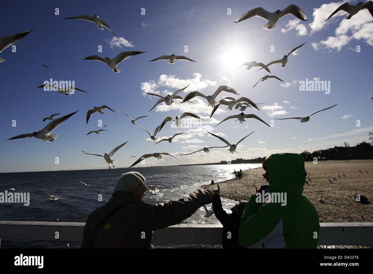 Sopot, Polen 3. März Sopot Bürgern und Touristen genießen die Sonne. Menschen wandern und auf Sopot Pier und baltischen Küste Stockfoto