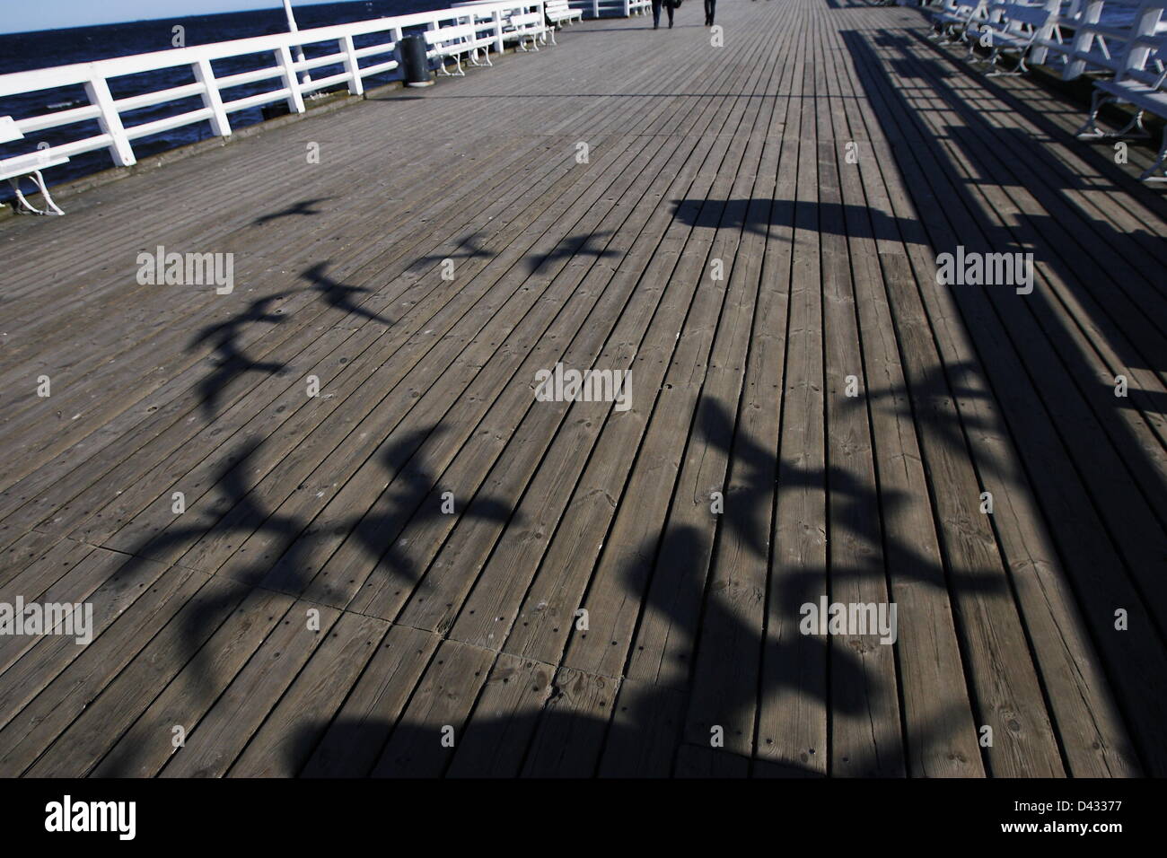 Sopot, Polen 3. März Sopot Bürgern und Touristen genießen die Sonne. Menschen wandern und auf Sopot Pier und baltischen Küste Stockfoto