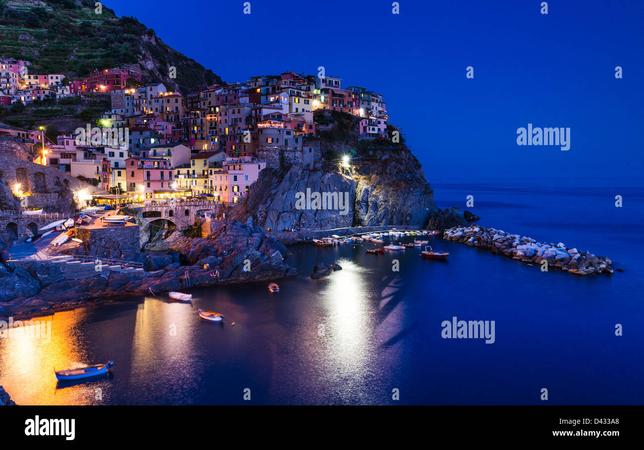 Eine Ansicht von Manarola, eines der fünf Dörfer der Cinque Terre an der italienischen Mittelmeerküste Stockfoto