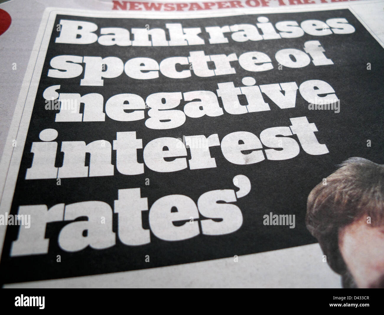 Die Bank wirft das Gespenst der "negativen Zinssätze" auf der Titelseite i Finanzkrisenzeitung im 27.02.2013 London England UK auf Stockfoto