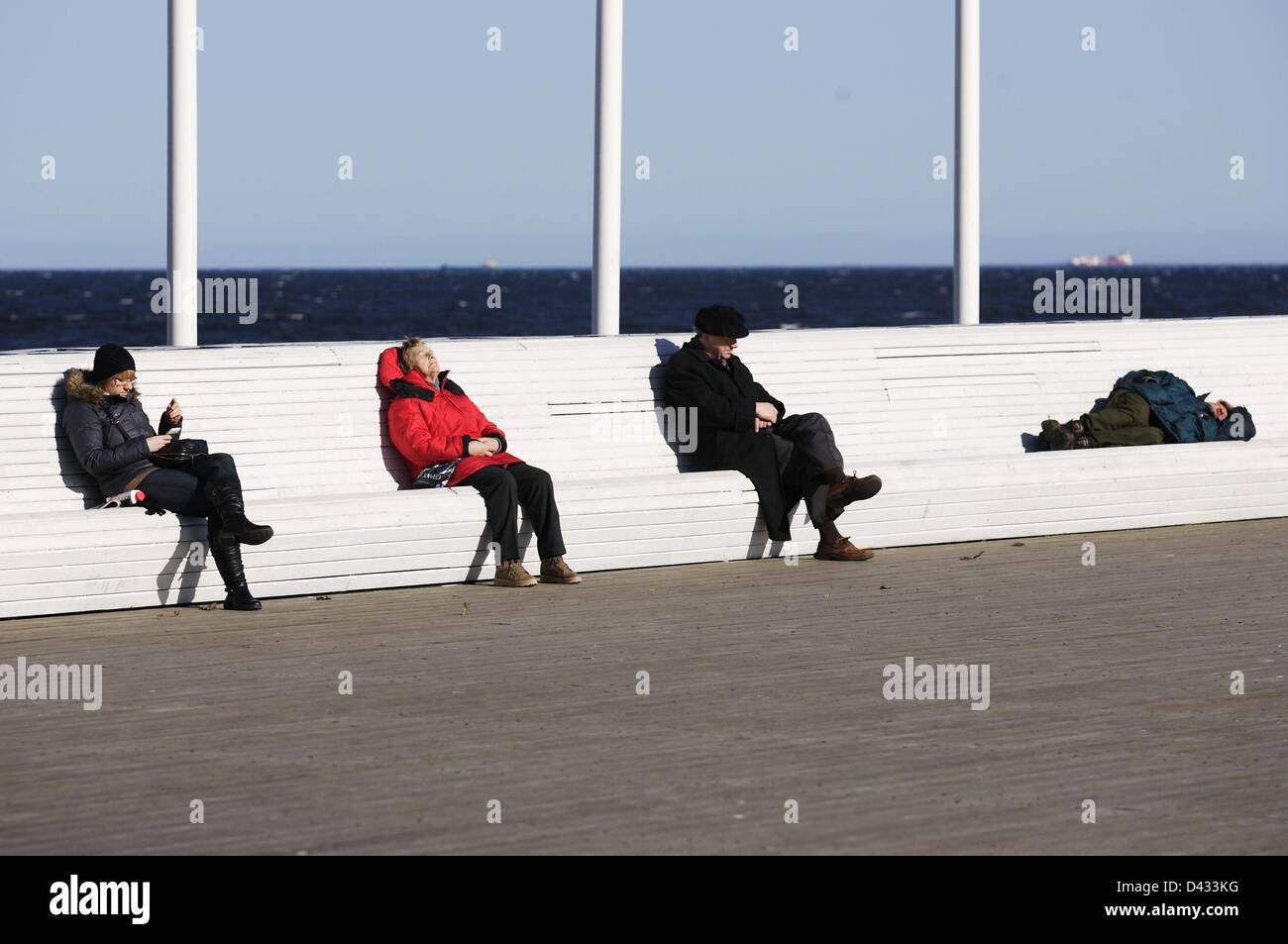 Sopot, Polen 3. März Sopot Bürgern und Touristen genießen die Sonne. Menschen wandern und auf Sopot Pier und baltischen Küste Stockfoto