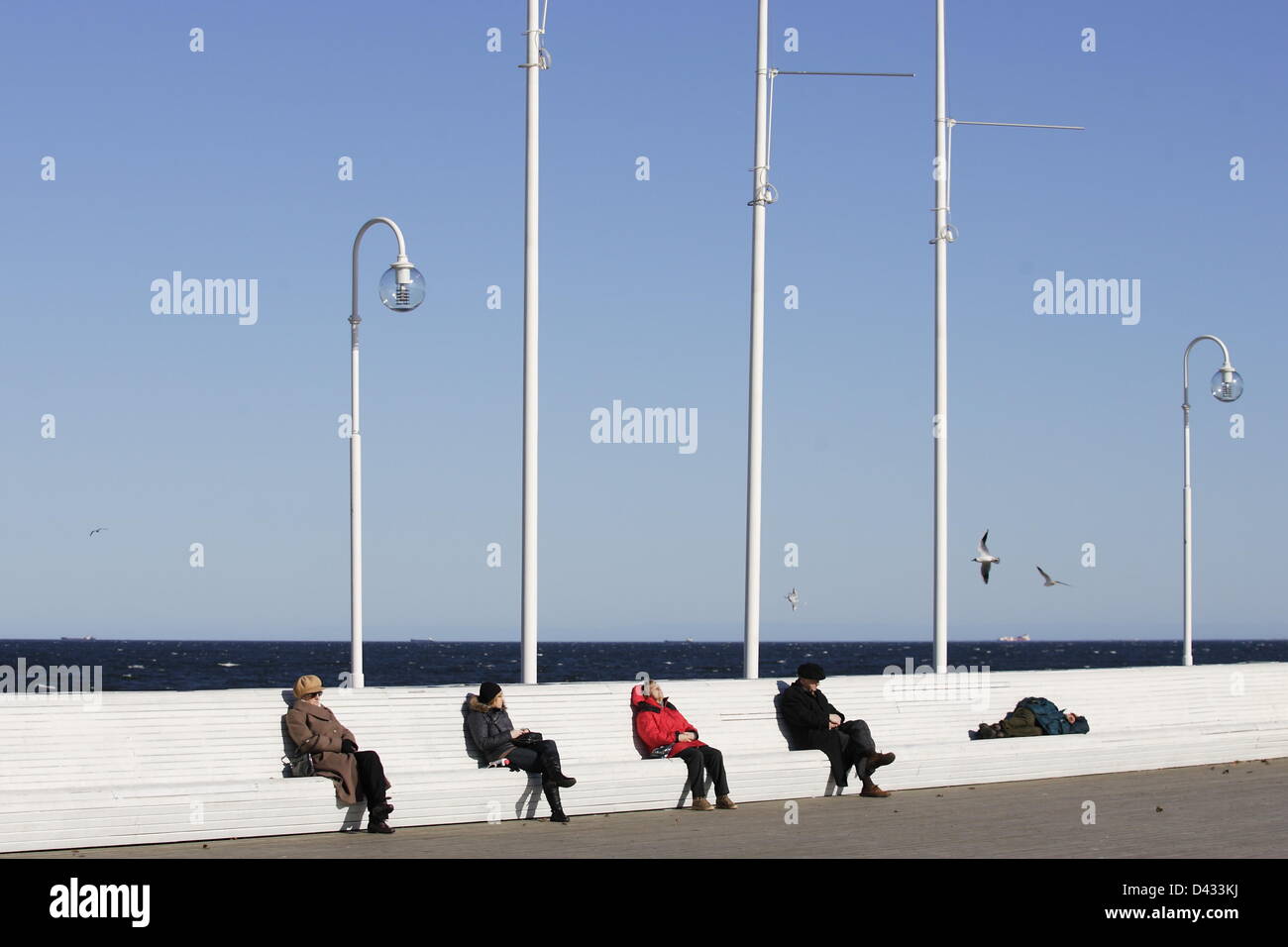 Sopot, Polen 3. März Sopot Bürgern und Touristen genießen die Sonne. Menschen wandern und auf Sopot Pier und baltischen Küste Stockfoto