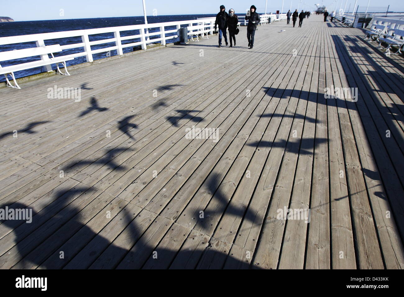 Sopot, Polen 3. März Sopot Bürgern und Touristen genießen die Sonne. Menschen wandern und auf Sopot Pier und baltischen Küste Stockfoto