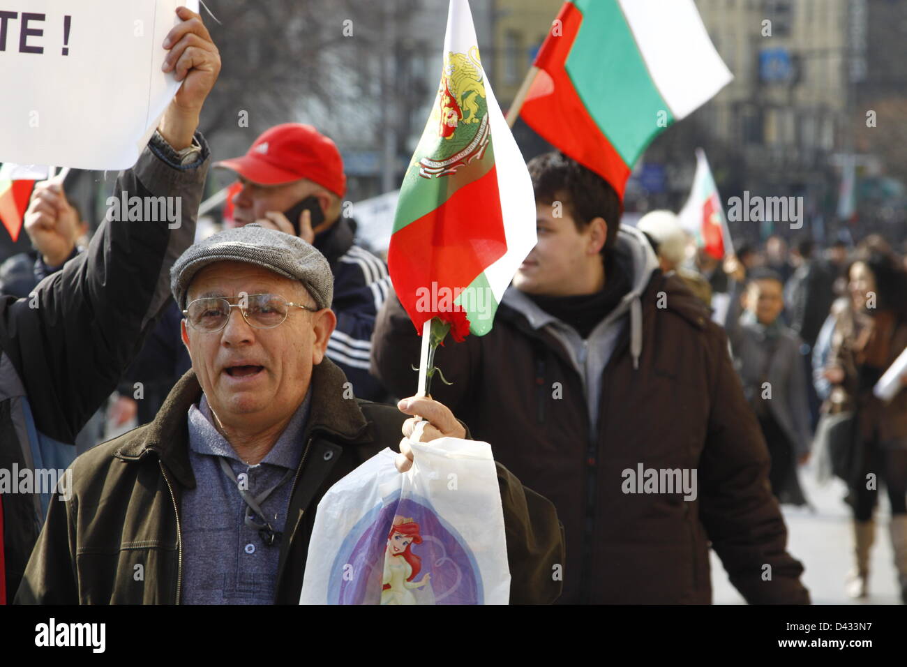 Sofia, Bulgarien; 03.03.2012. Demonstrator ein bulgarischer Flagge winken singen einen Protest-Slogan. Stockfoto