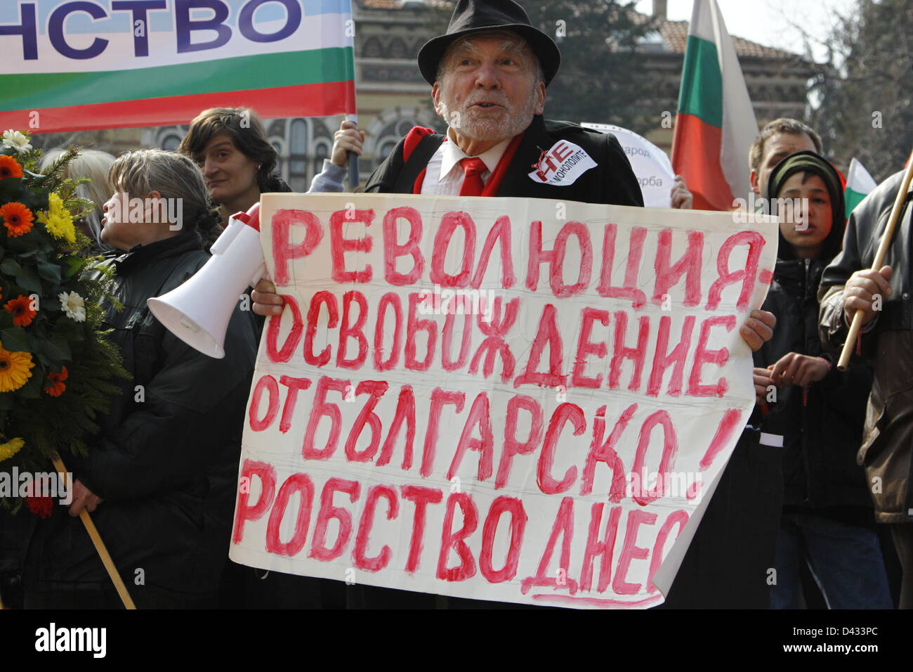 Sofia, Bulgarien; 03.03.2012. Alter Mann mit einem Protest-Schild, anspruchsvolle Revolution und Befreiung. Stockfoto