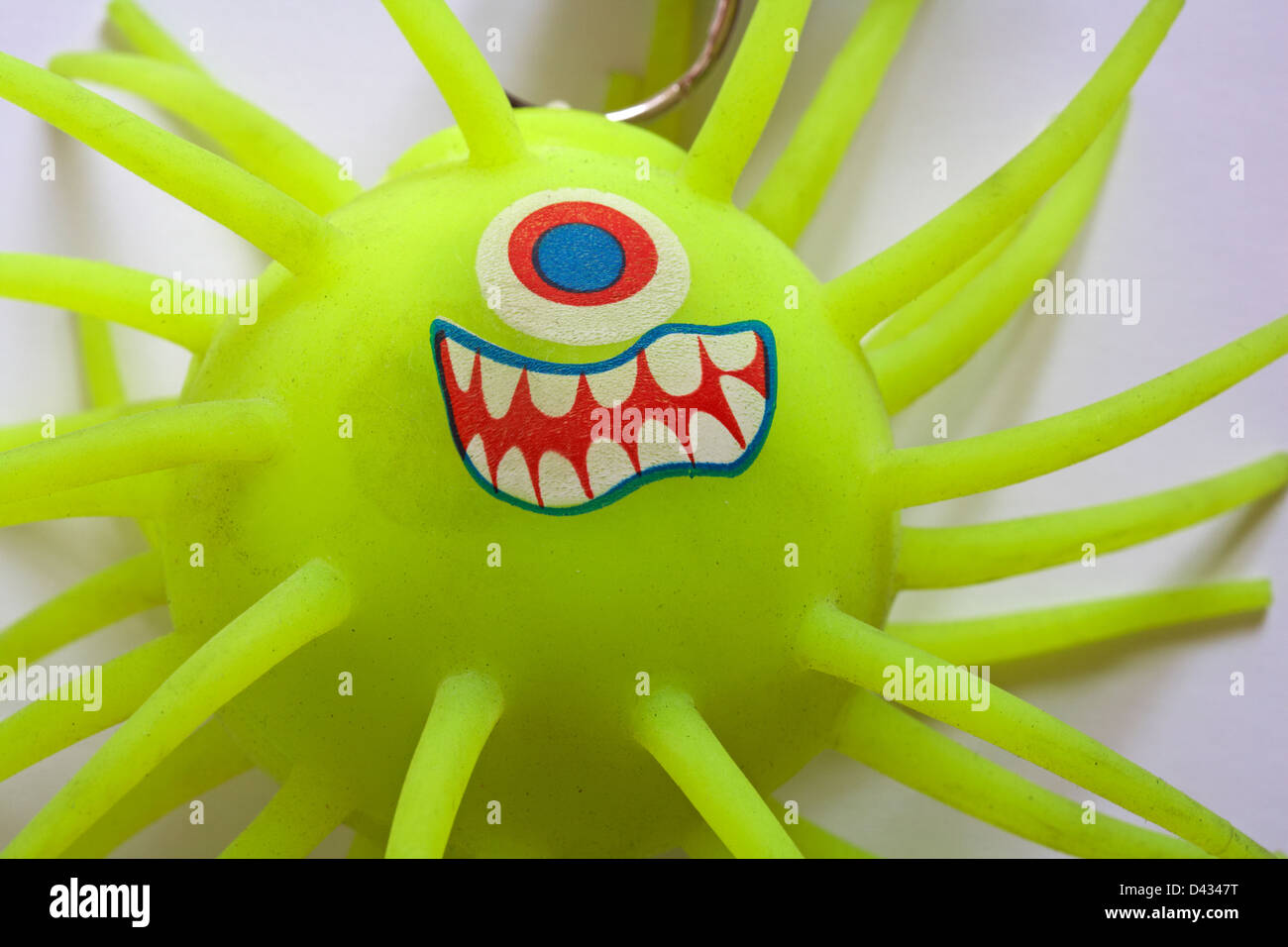 Tobar ziehen n shake alien Ball Schlüsselanhänger setzen auf weißem Hintergrund Stockfoto