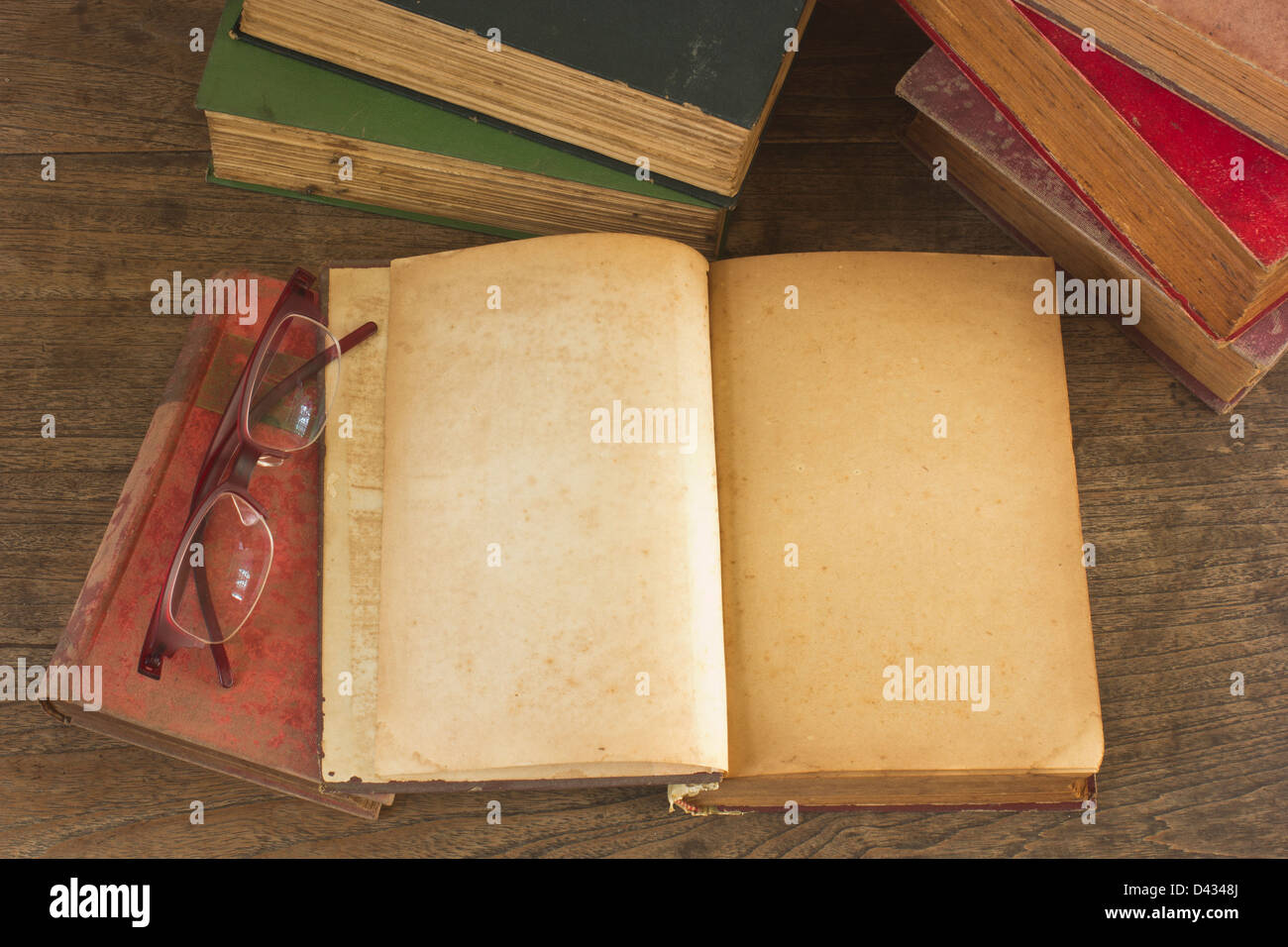Alten aufgeschlagenes Buch mit leeren Seiten auf hölzernen Hintergrund. Stockfoto