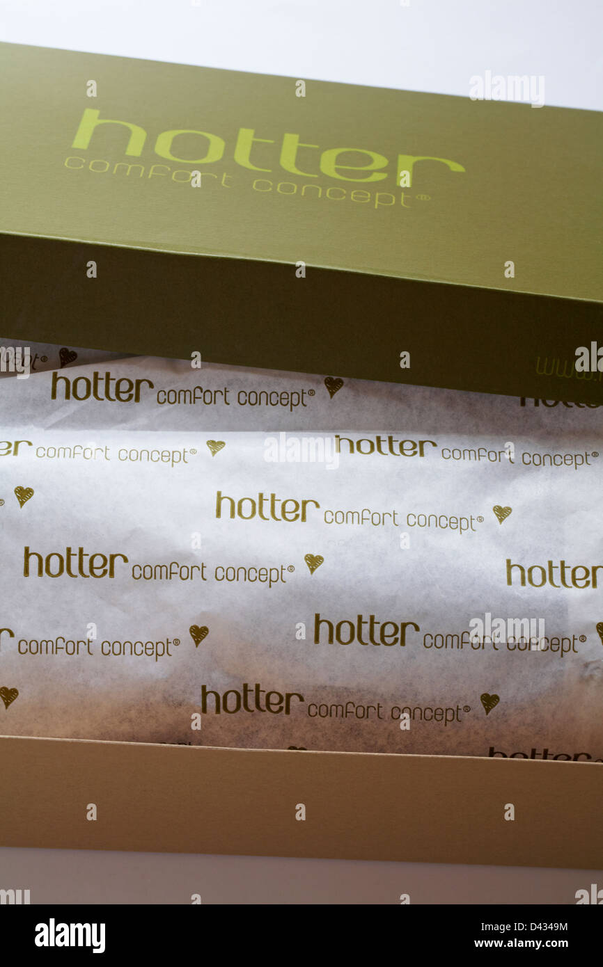 Heißer Komfort-Konzept-Schuhkarton mit Schuhen eingewickelt in Seidenpapier im Inneren Stockfoto