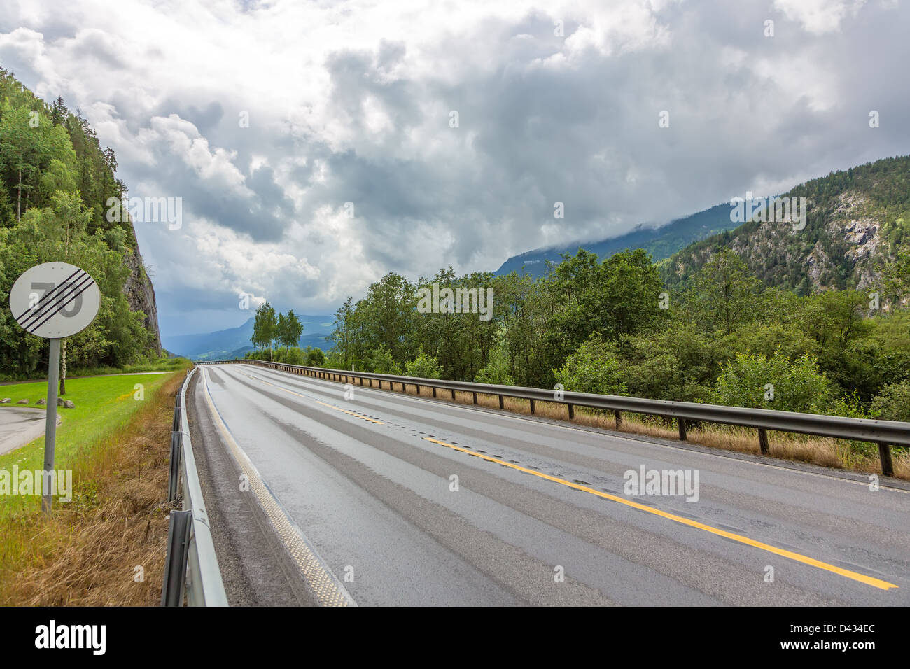 Autobahn mit Zeichen der Stornierung eine Beschränkung der Geschwindigkeit Stockfoto