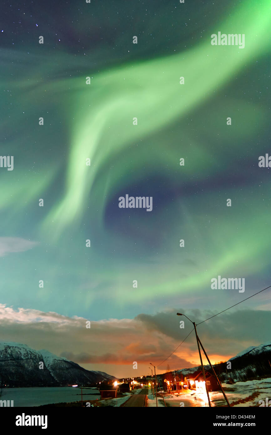 starke wirbelnden Nordlicht Aurora Borealis über Dorf in der Nähe von Tromsø in Norwegen Nordeuropa Stockfoto