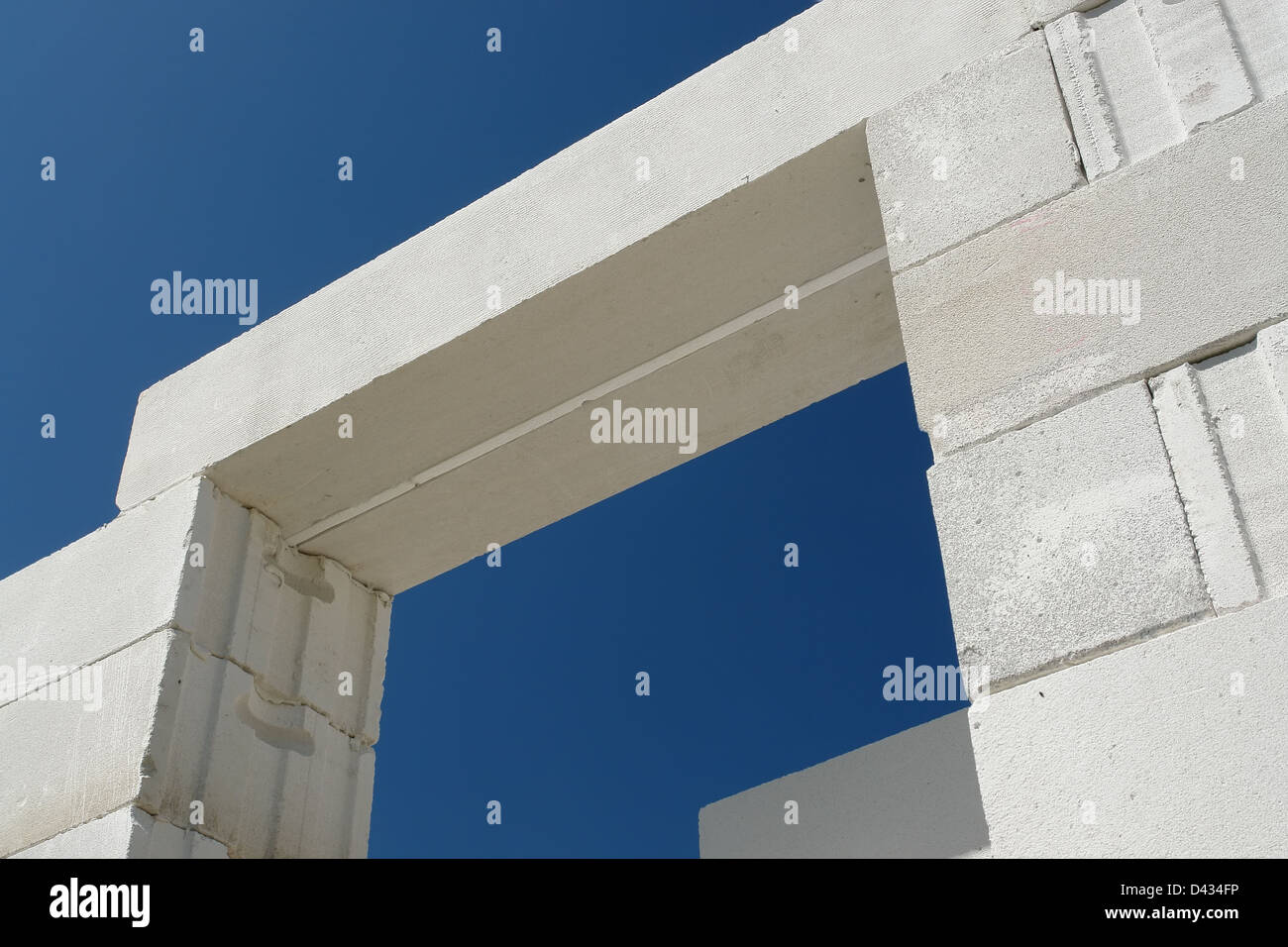 Vorgefertigte belüftete autoklaviert Beton Sturz auf Haus Mauersteine Schuss über blauen Himmel gelegt Stockfoto