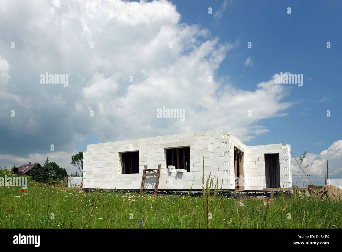Unvollendete weiße Ziegel Einfamilienhaus über blauen Himmel geschossen Stockfoto