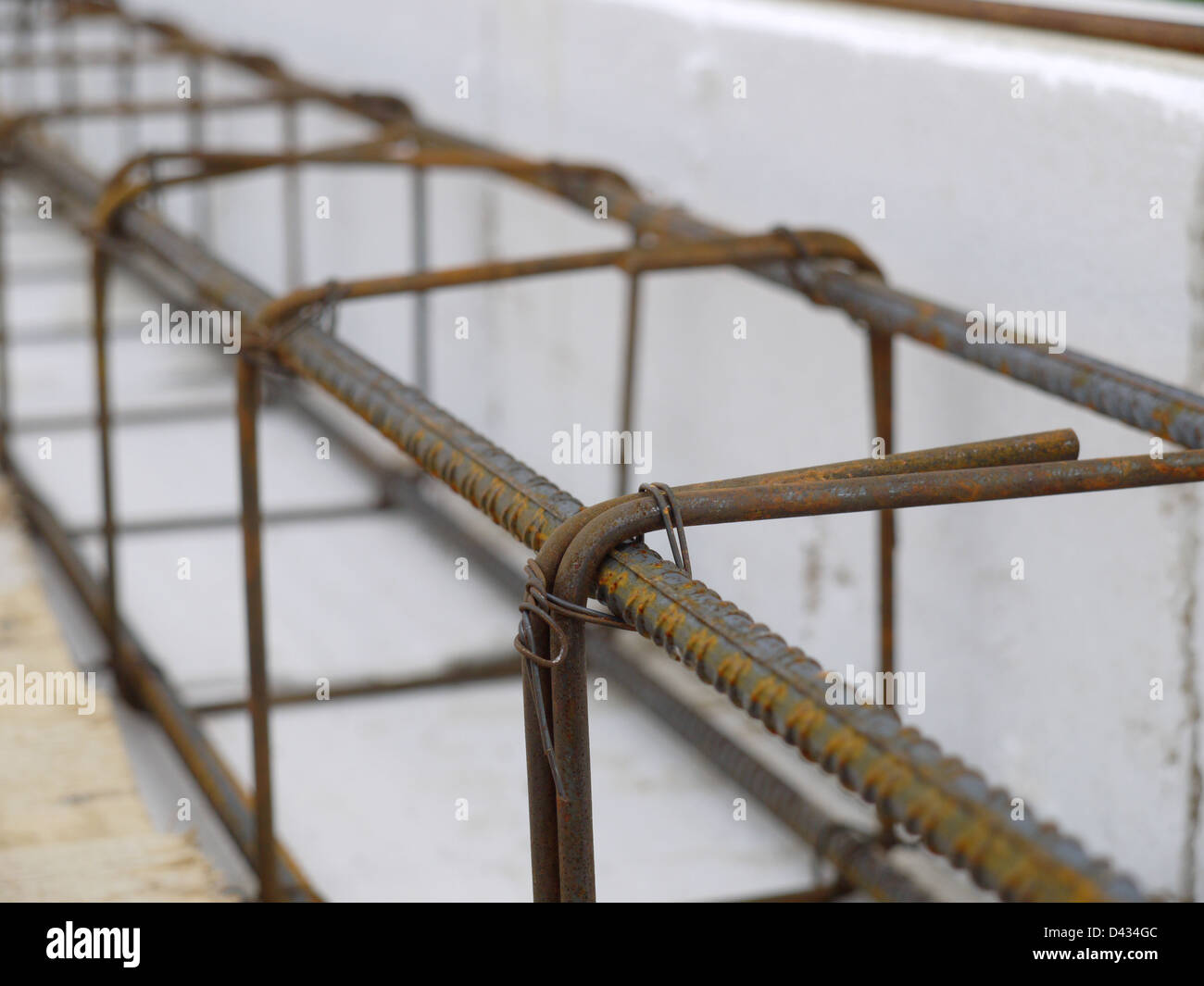 Closeup Aufnahme der Stahlstange Bewehrung zur Stärkung der Betonplatte Stockfoto