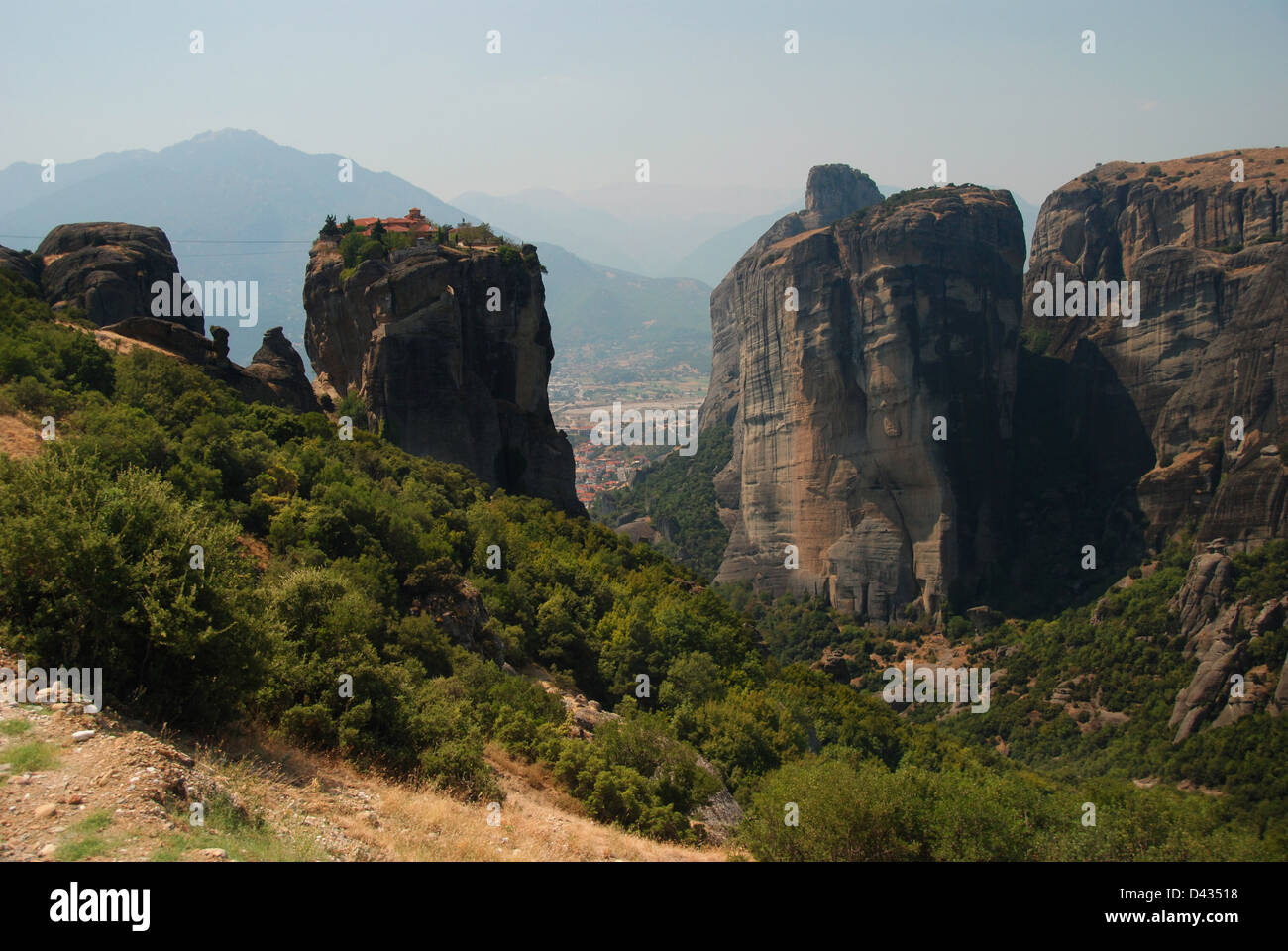 Meteora-Landschaft mit dem Kloster der Heiligen Dreifaltigkeit Stockfoto