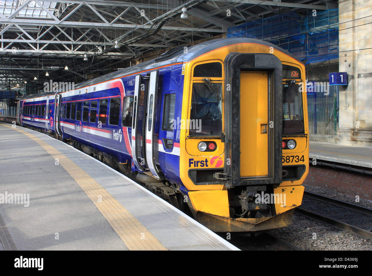 Erstes Scotrail livrierter Klasse 158 Diesel Triebzug in Edinburgh Waverley station mit einem Service, Glenrothes. Stockfoto