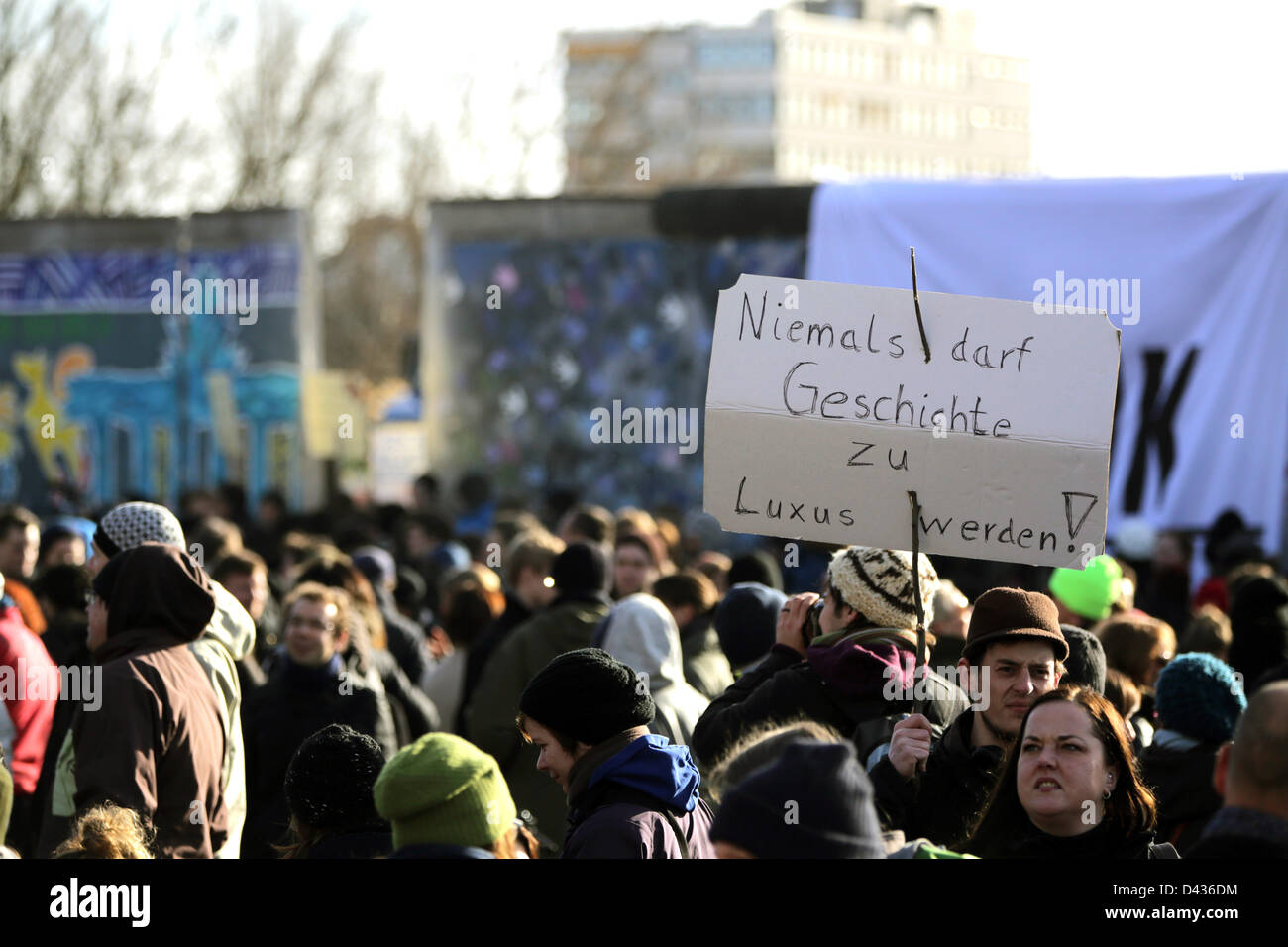 Menschen demonstrieren gegen die Demontage der Teile der Berliner Mauer an der East Side Gallery in Berlin, Deutschland, 3. März 2013. Die East Side Gallery ist eines der letzten verbleibenden Teile der Mauer, die auf einer Länge von 1,3 km nach dem Fall der Mauer von etwa 120 Künstlern gemalt wurde. Es soll die weltweit längste Open-Air-Galerie. Am 1. März 2013 wurde ein Teil mit einem Kran aus der Wand gerissen. Demonstranten erreicht, um die weitere Demontage vorerst zu stoppen. Der Grund für den geplanten Abbau ist ein Bauprojekt. Abbau wird am 4. März 2013 fortgesetzt. Foto: JOERG CARSTE Stockfoto