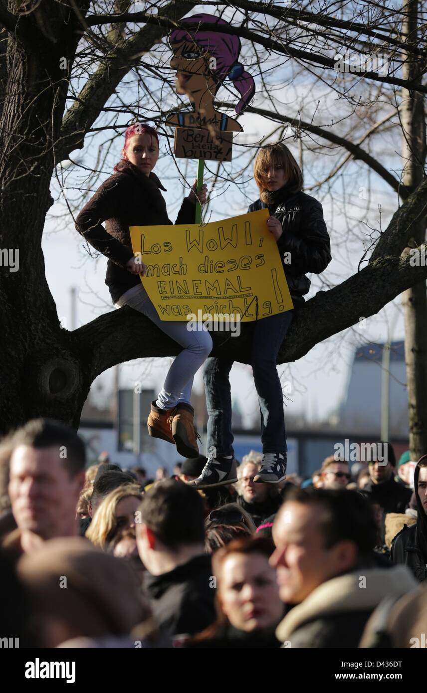 Menschen demonstrieren gegen die Demontage der Teile der Berliner Mauer an der East Side Gallery in Berlin, Deutschland, 3. März 2013. Die East Side Gallery ist eines der letzten verbleibenden Teile der Mauer, die auf einer Länge von 1,3 km nach dem Fall der Mauer von etwa 120 Künstlern gemalt wurde. Es soll die weltweit längste Open-Air-Galerie. Am 1. März 2013 wurde ein Teil mit einem Kran aus der Wand gerissen. Demonstranten erreicht, um die weitere Demontage vorerst zu stoppen. Der Grund für den geplanten Abbau ist ein Bauprojekt. Abbau wird am 4. März 2013 fortgesetzt. Foto: JOERG CARSTE Stockfoto