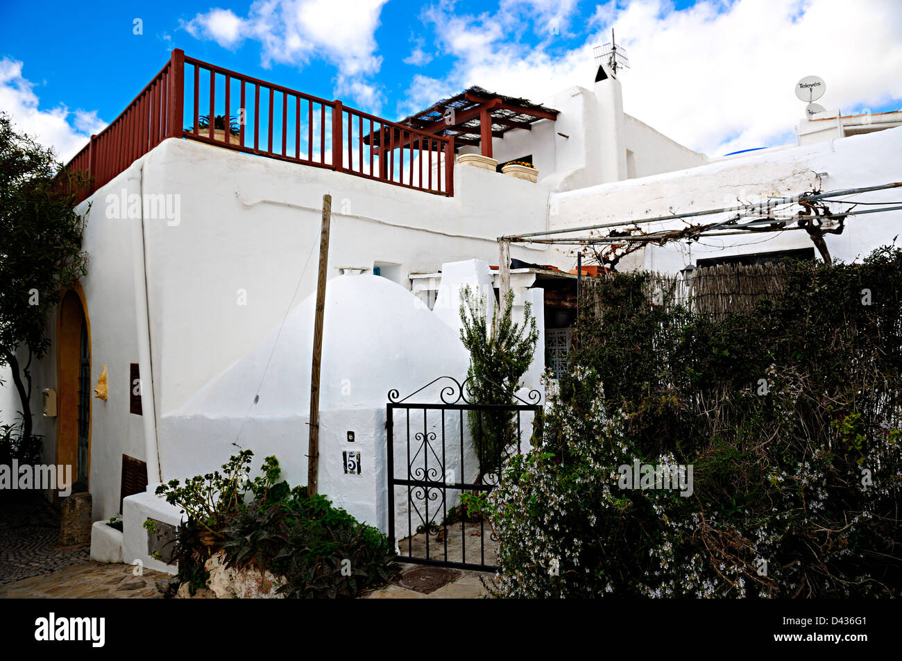 Traditionelles weißes Haus in Puig de Missa. Santa Eulalia del Río, Ibiza, Balearen, Spanien Stockfoto
