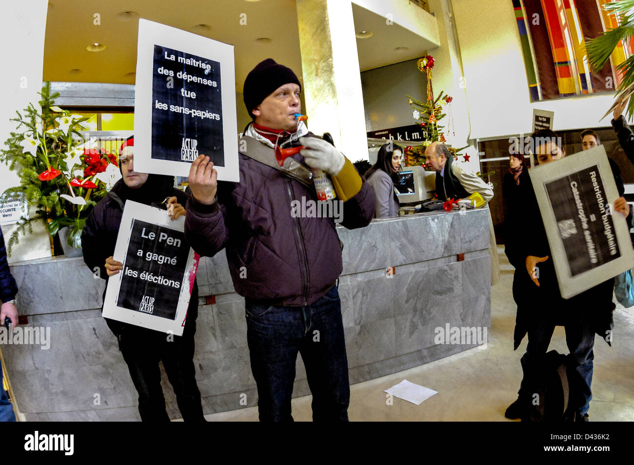 PARIS, FRANKREICH, AKTION 'ZAP' DER NICHTREGIERUNGSORGANISATION, ACT UP PARIS, DIE DEN FLUR ZU DEN BÜROS DES GESUNDHEITSMINISTERS BESETZTE, UM DRUCK AUF DIE REGIERUNG ZU SETZEN, IHREN FONDS FÜR UN-DOKUMENTIERTE AUSLÄNDER, DIE A.E.* DISKRIMINIERUNG, FRANZOSEN IN HIV-AIDS ZU HALTEN Stockfoto