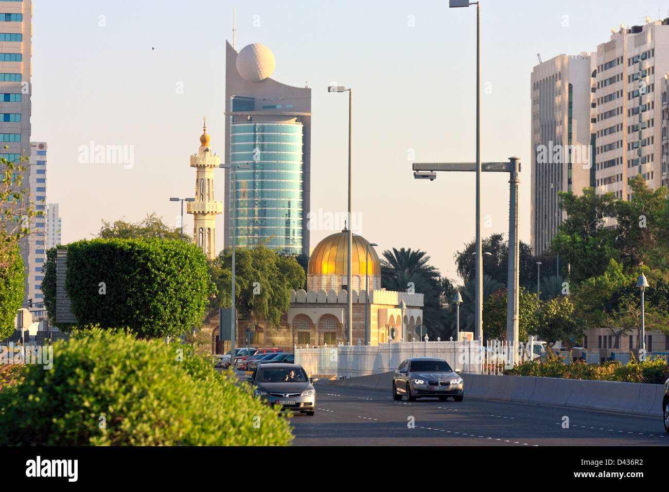 Mehrfamilienhäuser und Moschee an der Corniche in Abu Dhabi, Vereinigte Arabische Emirate Stockfoto