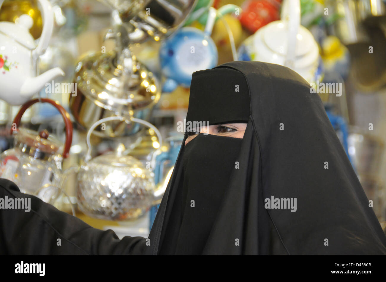 Überdachte Frau shopping im Souk Al-Mubarak-Kuwait-Stadt Stockfoto