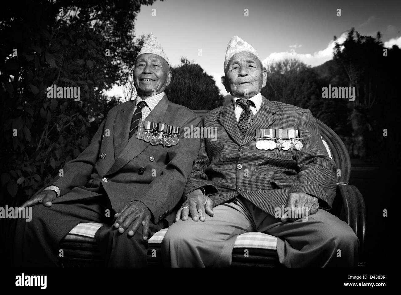 Zwei Gurkha Brüder Mitstreiter, der für die Brigade von Gurkhas im 2. Weltkrieg diente Stockfoto