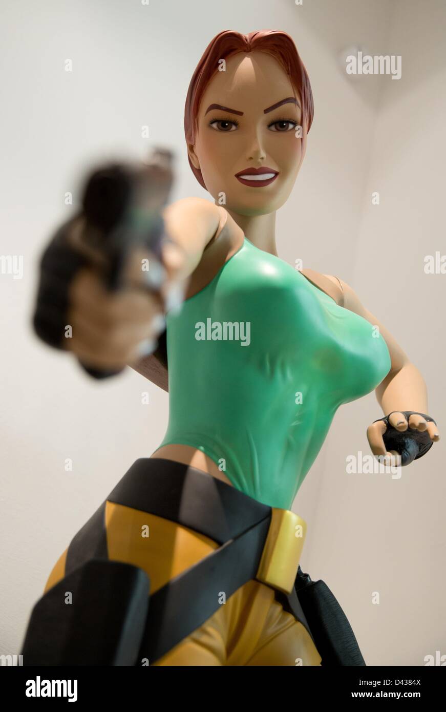 Eine Lara Croft-Figur erscheint die Tomb Raider-Ausstellung in der Computer-Spiele-Museum in Berlin, Deutschland, 26. Februar 2013. Das Museum von Andreas Lange weist auf Computern aller Art und Epochen. Foto: Jörg Carstensen Stockfoto