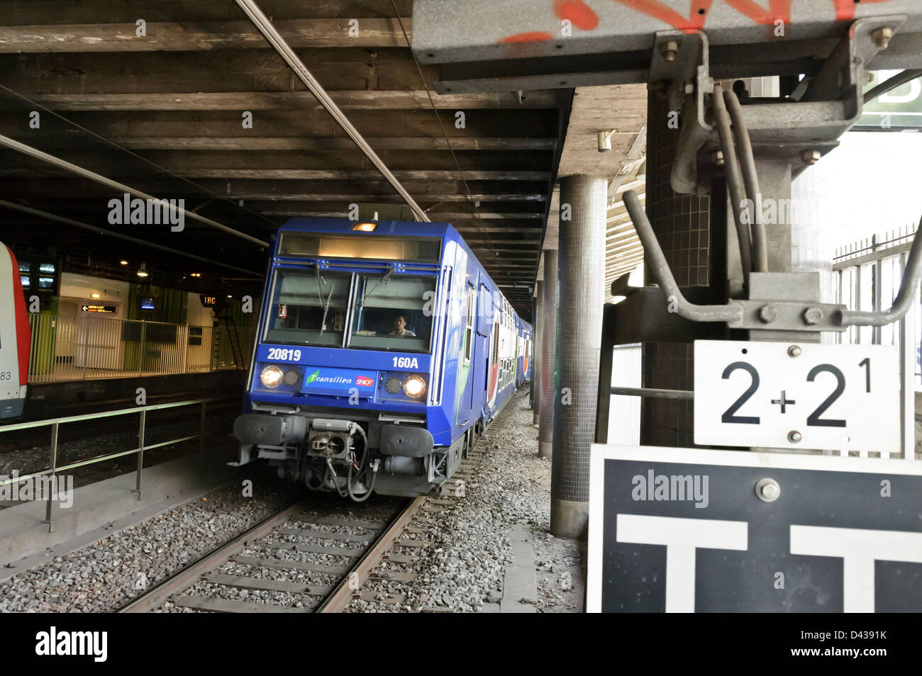 Stadt Französisch Zug nähert sich Plattform, Paris, Frankreich. Stockfoto