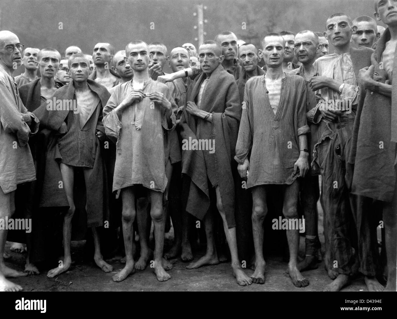 Ausgehungert jüdische Häftlinge stehen gemeinsam im KZ Ebensee nach Befreiung von der US Army 80. Division 7. Mai 1945 in Ebensee, Österreich. Stockfoto