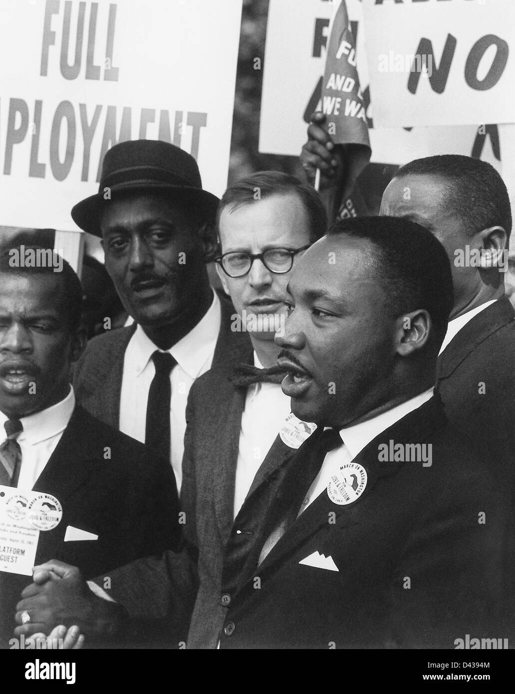 Dr. Martin Luther King, Jr. (rechts), Präsident der Southern Christian Leadership Conference mit Mathew Ahmann (Mitte), Direktor der nationalen katholischen Konferenz für Interrracial Gerechtigkeit beim Marsch auf Washington für Arbeitsplätze und Freiheit 28. August 1963 in Washington, DC. Stockfoto