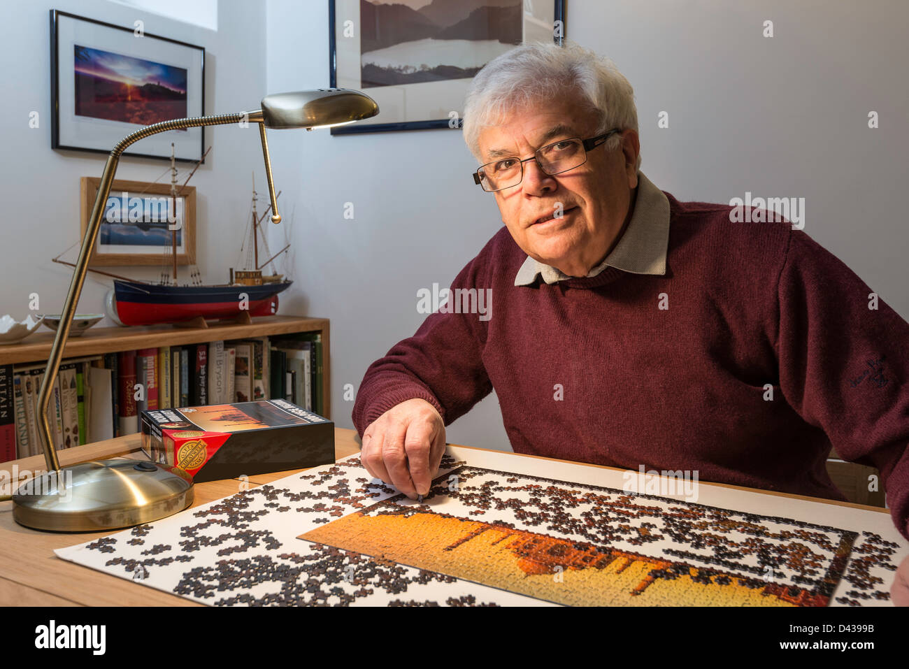 PENSIONIERTER MANN, OAP MIT STICHSÄGE BLICK IN DIE KAMERA Stockfoto