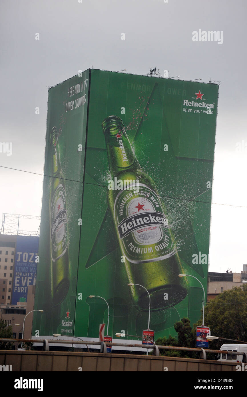 Eine massive Heineken Werbung auf der Seite eines Wolkenkratzers in Johannesburg. Stockfoto