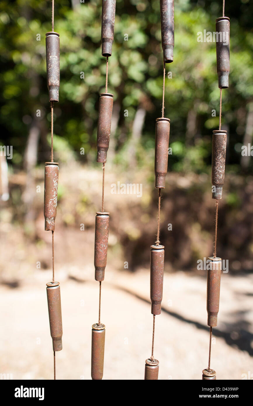 Verwendet verbrauchten Patronenhülsen aufgereiht wie ein Handlauf im Bürgerkrieg-Museum in Perquin, El Salvador Stockfoto