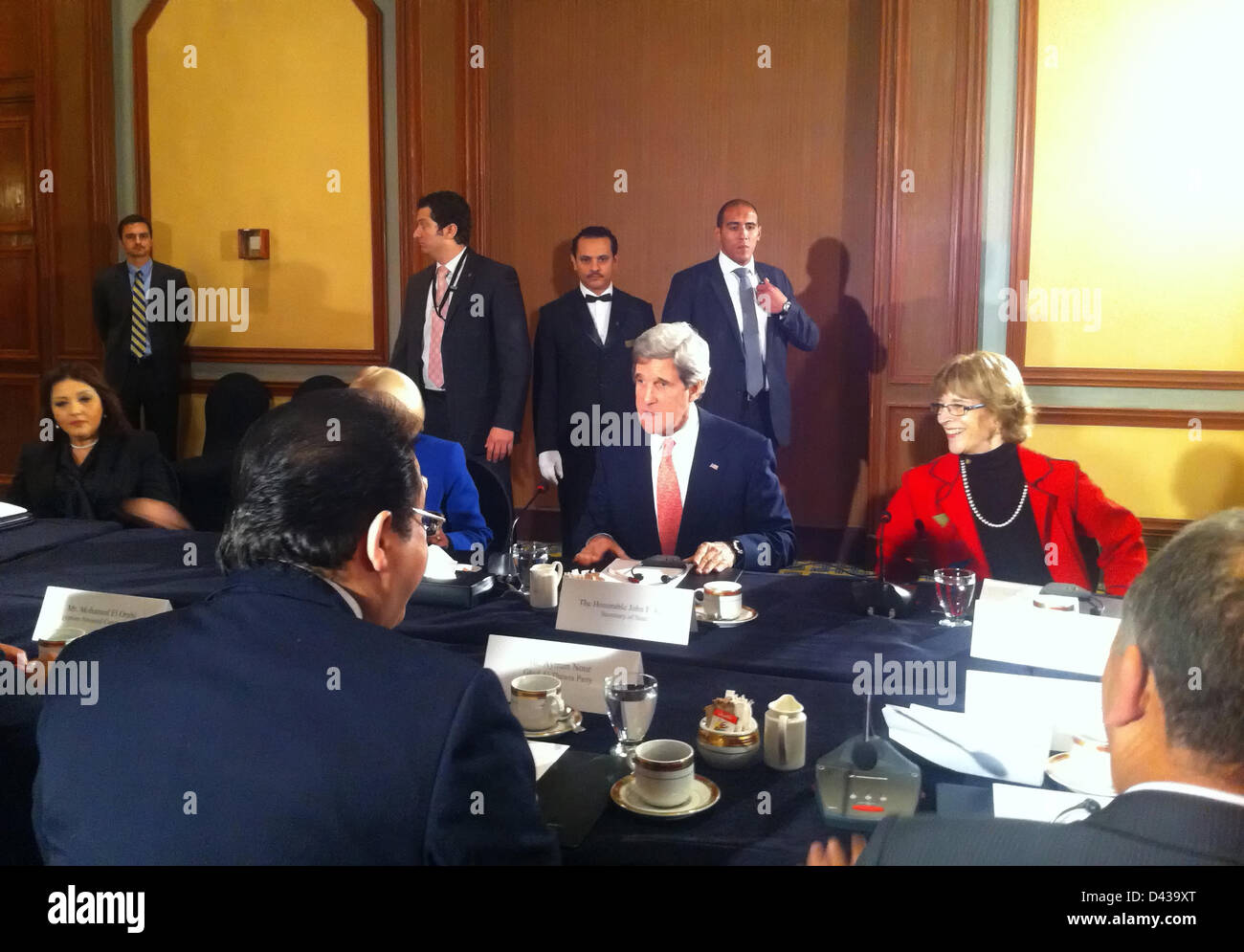 3. März 2013 trifft sich US-Außenminister John Kerry mit Oppositionsführer in Kairo, Ägypten. Kerry ist auf einer 11-tägigen Reise, seine erste als Staatssekretär stoppen in London, Berlin, Paris, Rom, Ankara, Kairo, Riad, Abu Dhabi und Doha. Stockfoto