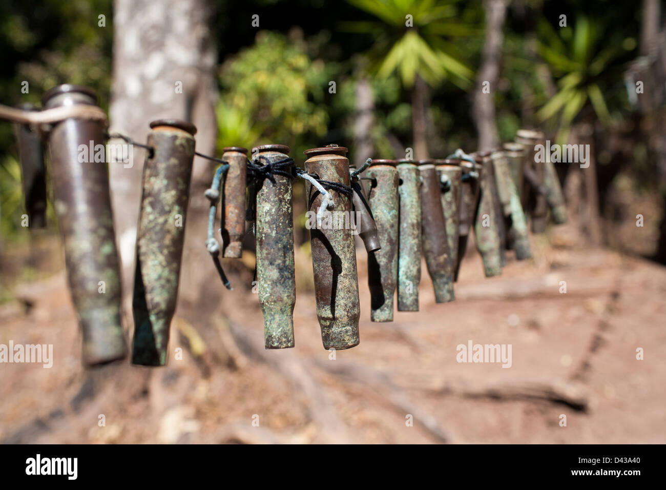 Verwendet verbrauchten Patronenhülsen aufgereiht wie ein Handlauf im Bürgerkrieg-Museum in Perquin, El Salvador Stockfoto
