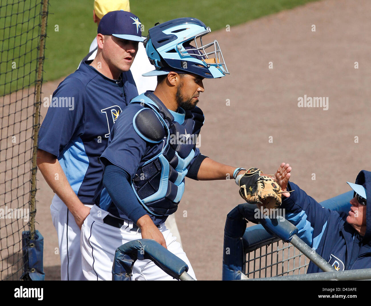 3. März 2013 - St. Petersburg, Florida, US - JAMES BORCHUCK |   Zeiten... Robinson Chirinos ist von Joe Maddon beglückwünscht, nach dem 6. Inning von die Strahlen Trainingsspiel gegen die Zwillinge Sonntag in Port Charlotte, FL. Frühling (Credit-Bild: © James Borchuck/Tampa Bay Times/ZUMAPRESS.com) Stockfoto