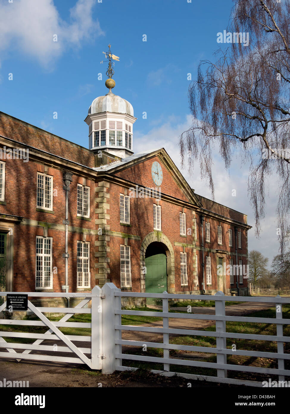 Südansicht des frühen 18. Jahrhunderts Stallungen und Reitschule, Calke Abbey, Ticknall, Derbyshire, England, UK Stockfoto