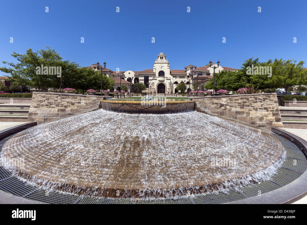 Plaza Brunnen vor dem Neuen Rathaus Gebäude in der Altstadt Temecula Civic Center, Southern California USA Stockfoto