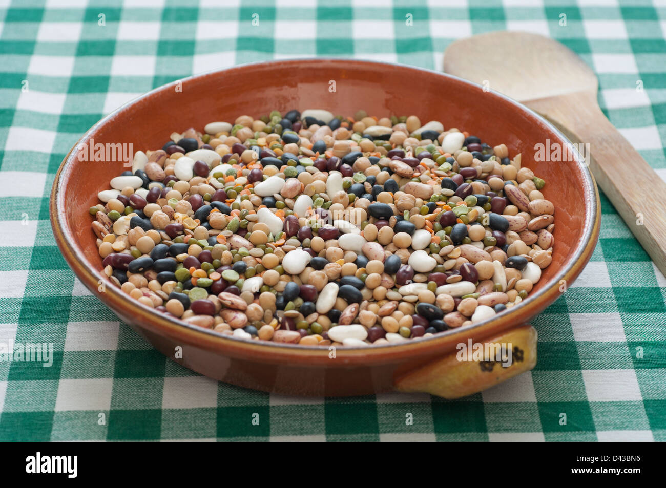 Nahaufnahme der gemischte Hülsenfrüchte: Bohnen, Erbsen, Kichererbsen, Linsen Stockfoto