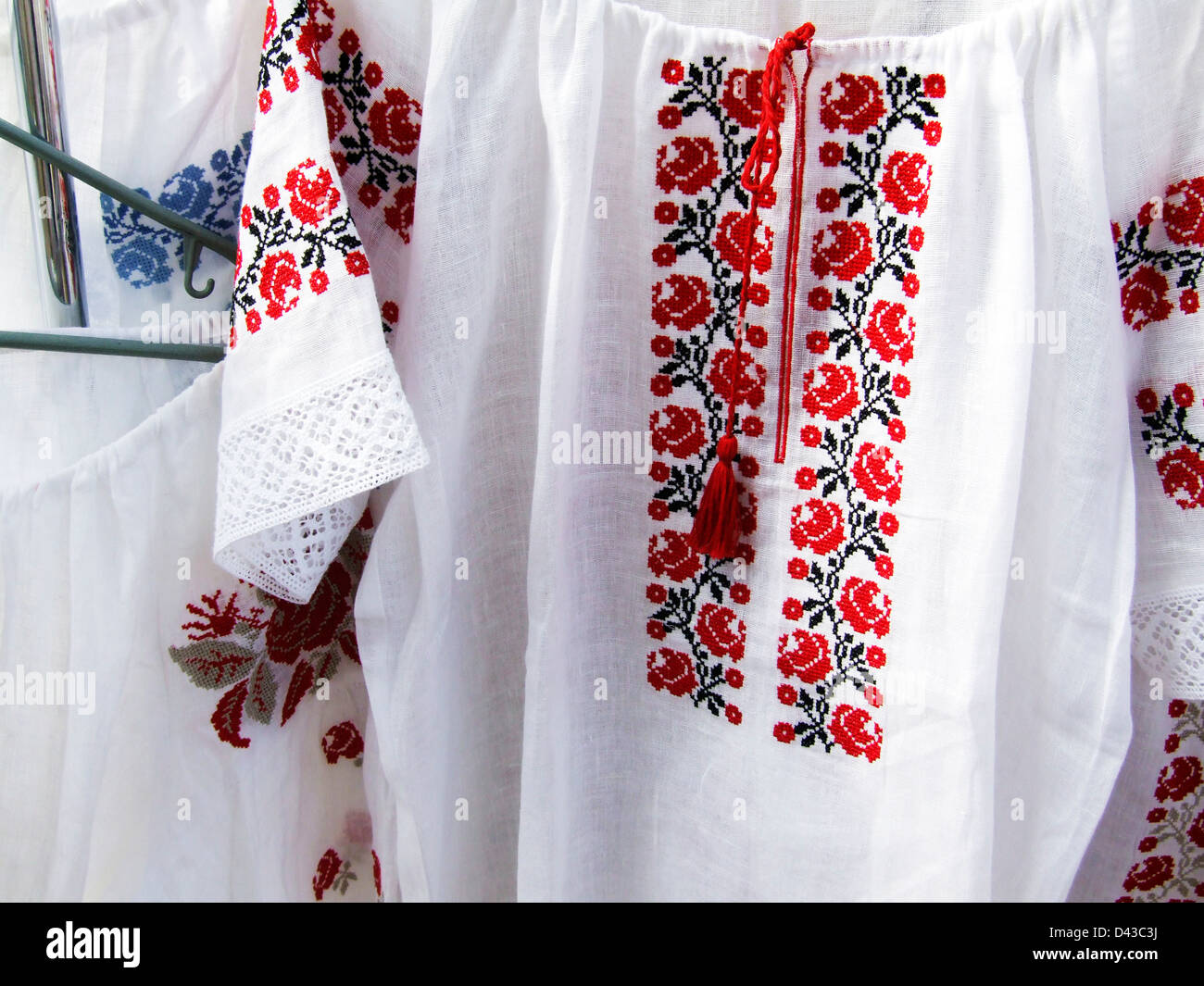 Nationalen ukrainischen bestickte handgemachte Damen Blusen Stockfotografie  - Alamy