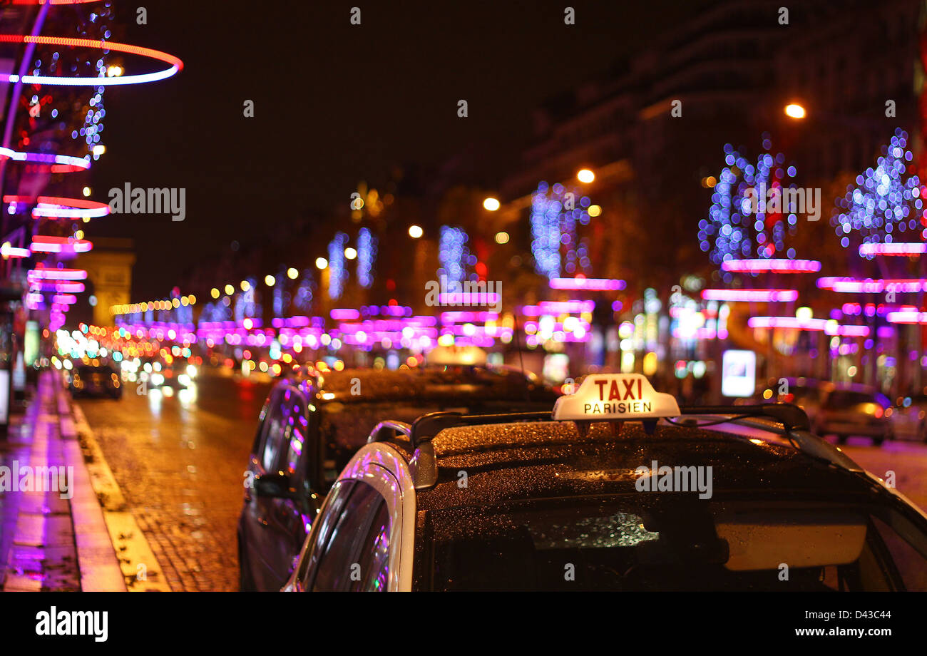 Taxi in Paris mit den beleuchteten für Weihnachten-Champs-Elysées und Arc de Triumph Hintergrund Stockfoto