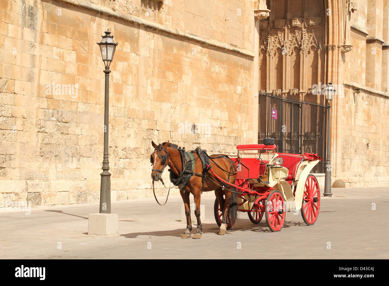Transport für Touristen - rote Pferdekutsche in Palma-Stadt Mallorca Stockfoto