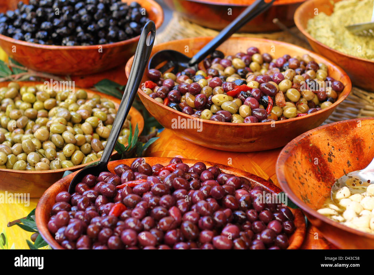 Oliven in verschiedenen Farben auf dem Markt der Provence, Frankreich Stockfoto