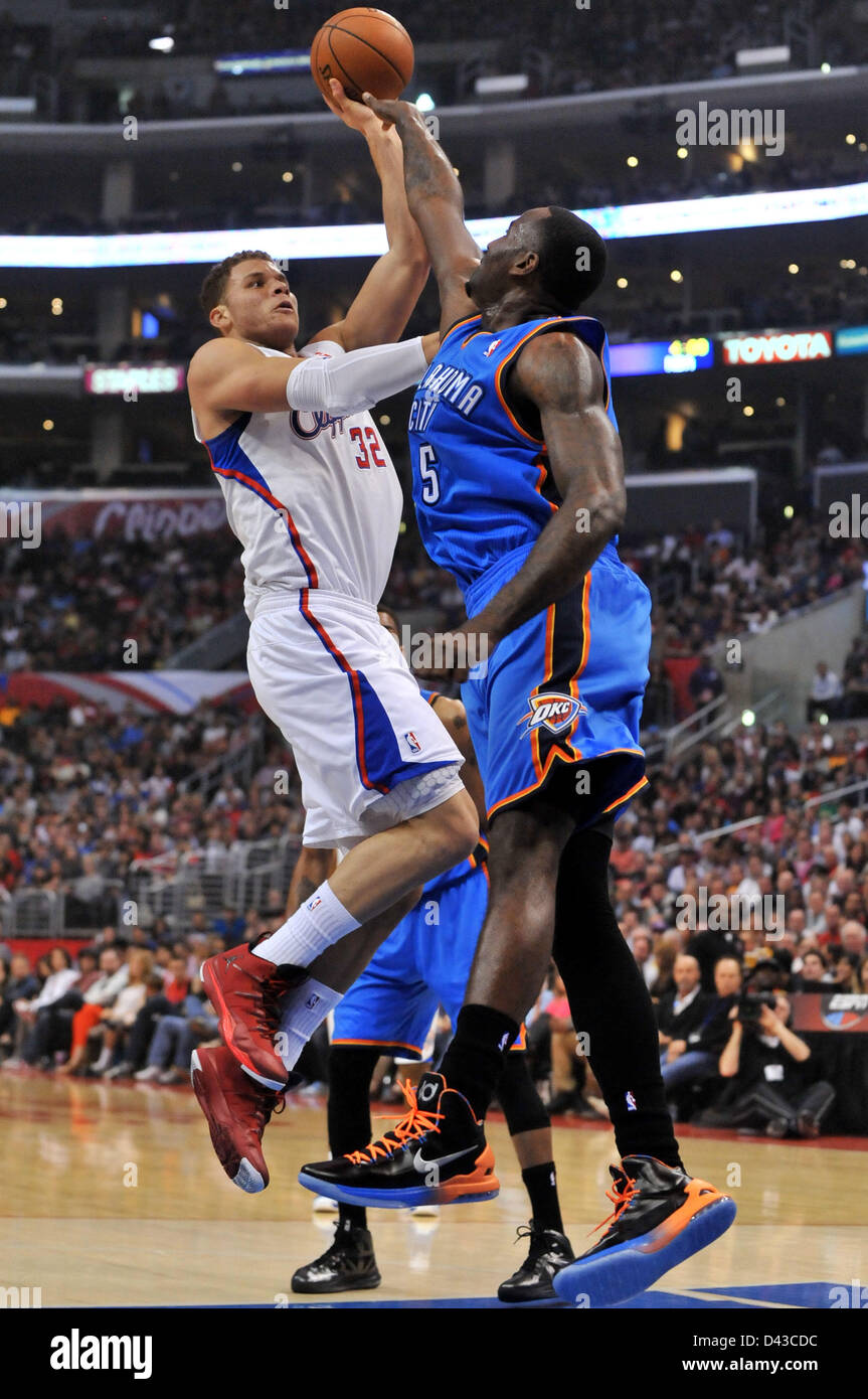 3. März 2013 Los Angeles, CA... Clippers Blake Griffin #32 geht für einen Schuss des Donners Kendrick Perkins #5 während der NBA-Basketball-Spiel zwischen den Oklahoma City Thunder und die Los Angeles Clippers im Staples Center in Los Angeles, Kalifornien. Josh Thompson/Cal-Sport-Medien Stockfoto